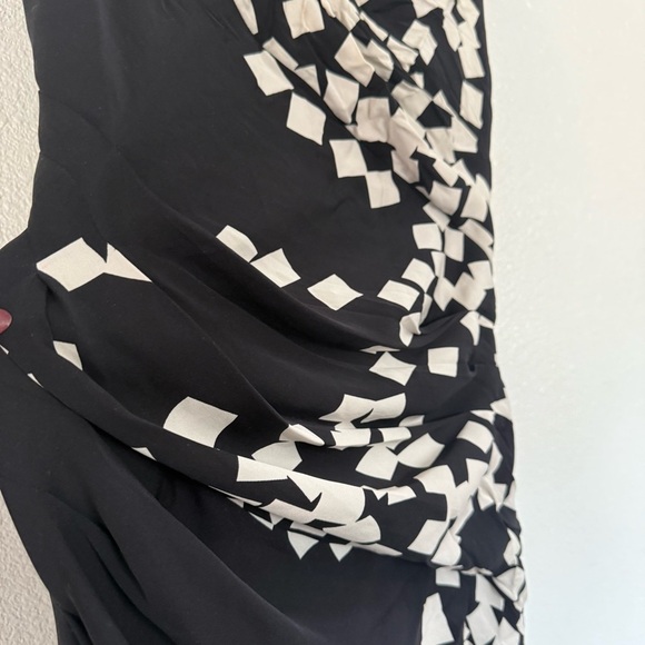 Diane Von Furstenberg Black & White Square Print Silk Ruched Dress Size US 6 - Picture 3 of 11